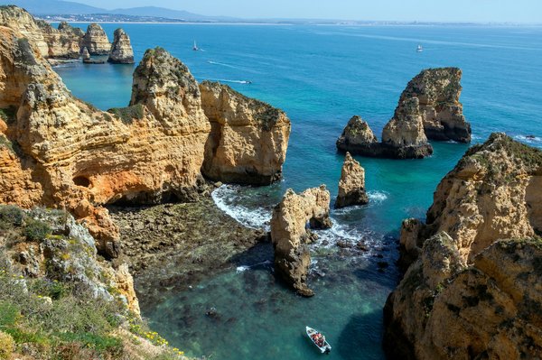 Où peut-on louer une maison de vacances en Algarve avec des cours de surf et des balades en vélo?